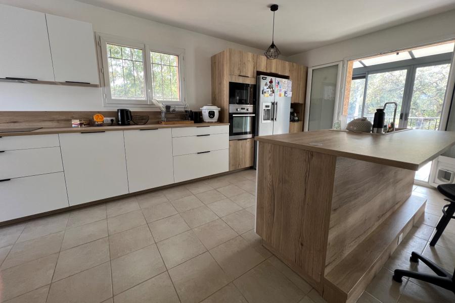 Cuisine spacieuse blanche et bois, une cuisine réalisée par SoCoo'c Ajaccio