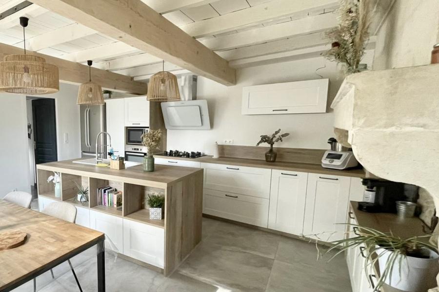La cuisine blanche et bois avec cadre d'Angélique, une cuisine réalisée par SoCoo'c La Rochelle
