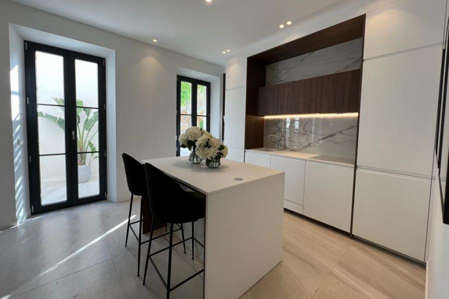 Petite cuisine blanche et bois avec îlot, une cuisine réalisée par SoCoo'c Nice