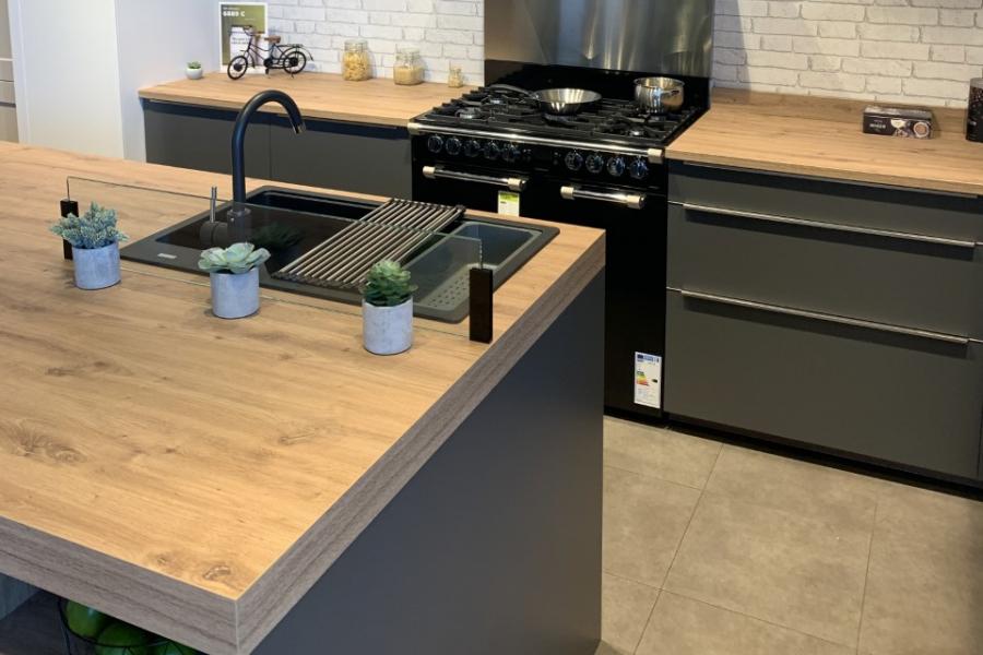 Cuisine grise et bois moderne, une cuisine réalisée par SoCoo'c Libourne