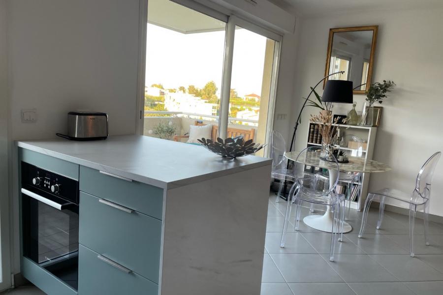 La cuisine tendance de Flora et Mathieu , une cuisine réalisée par SoCoo'c Antibes