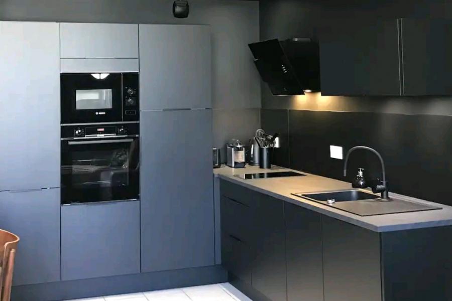 Cuisine entièrement noire, une cuisine réalisée par SoCoo'c Saumur
