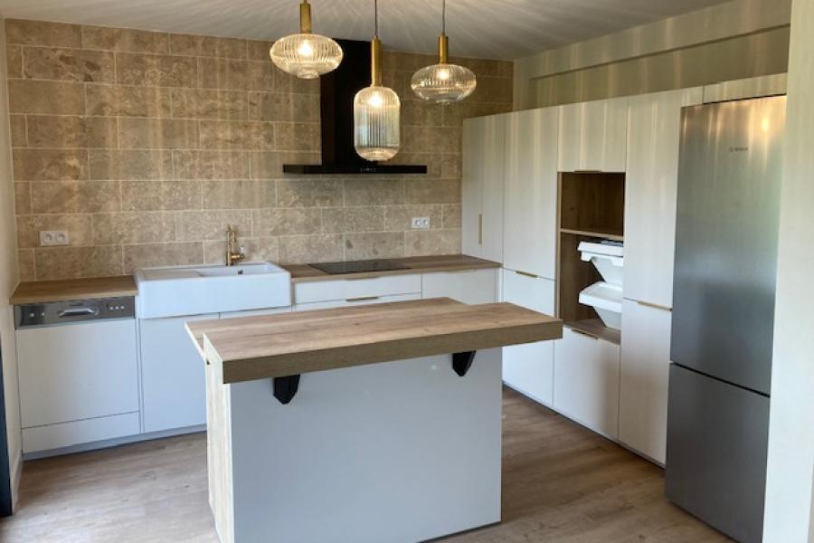 Cuisine blanche et bois style campagne chic, une cuisine réalisée par SoCoo'c Vitré