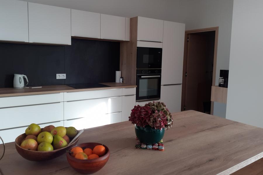 Cuisine blanche et bois avec coin snack, une cuisine réalisée par SoCoo'c Grenoble St Martin