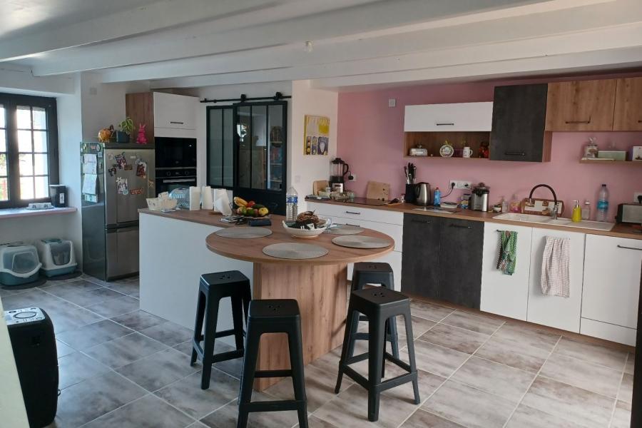 La cuisine blanche et bois de Mme  C, une cuisine réalisée par SoCoo'c Saint Nazaire