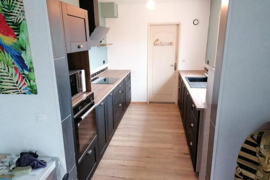 Cuisine style industriel en couloir, une cuisine réalisée par SoCoo'c Laval