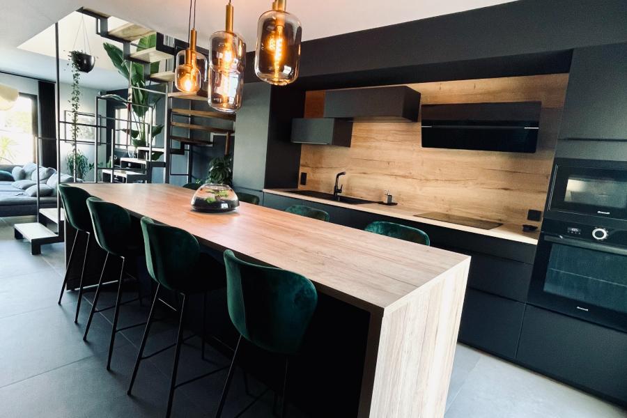 Cuisine noire et bois en couloir avec un coin repas, une cuisine réalisée par SoCoo'c Montpellier Lattes