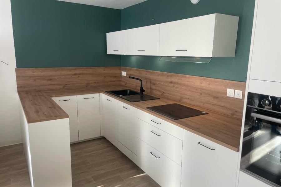 La cuisine blanche et bois d'Antoine et Emmeline, une cuisine réalisée par SoCoo'c Lille Villeneuve d'Ascq