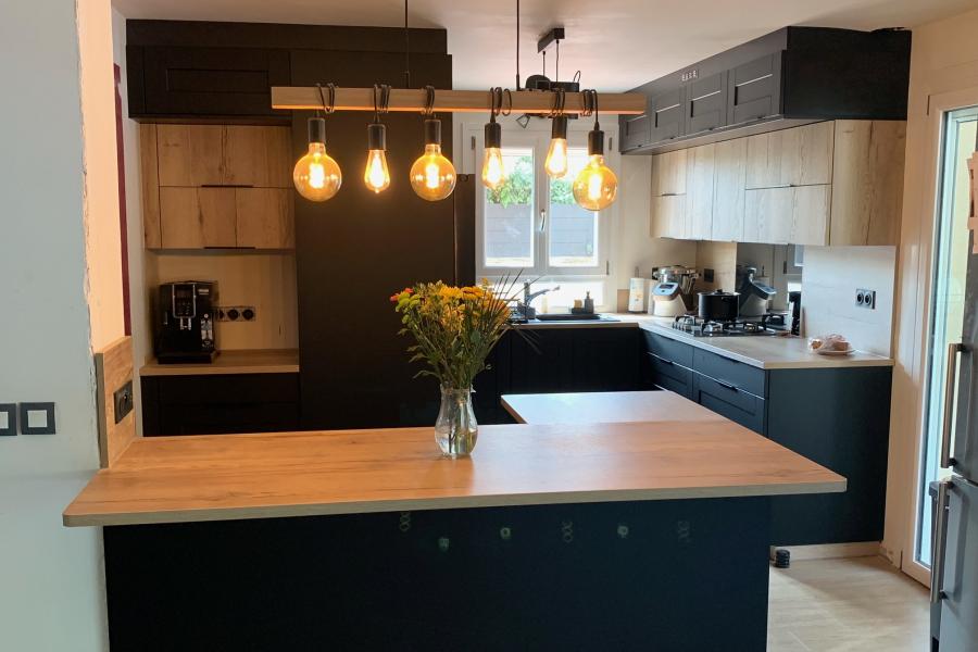La cuisine noire et bois moderne de Victoire, une cuisine réalisée par SoCoo'c Montévrain