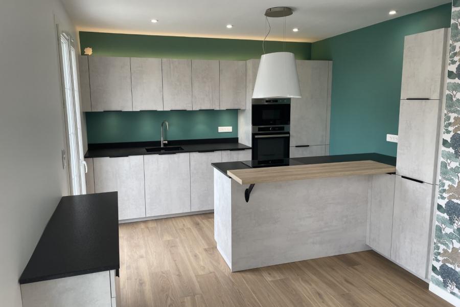 Cuisine grise et bois , une cuisine réalisée par SoCoo'c Claye Souilly