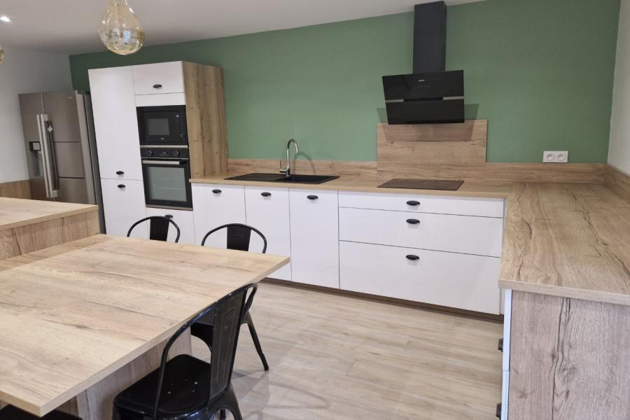 Cuisine blanche et bois avec un îlot original, une cuisine réalisée par SoCoo'c Saint Brieuc/Langueux