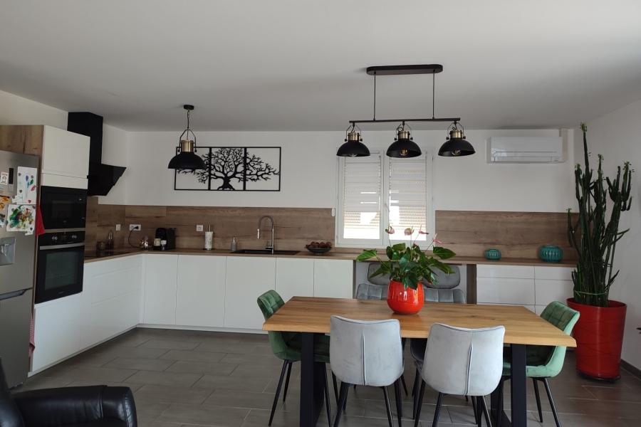 La cuisine blanche et bois de Mme F., une cuisine réalisée par SoCoo'c Toulouse St Orens