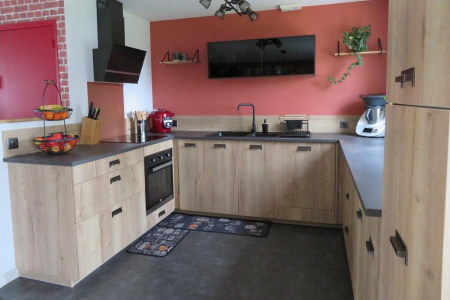 cuisine bois vintage et plan de travail lauze noire, une cuisine réalisée par SoCoo'c Alencon