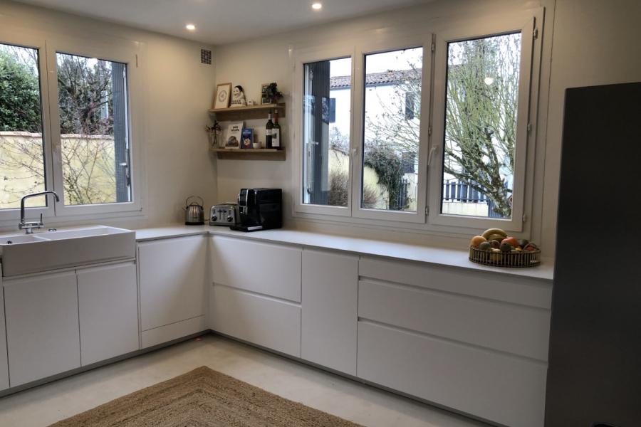 La cuisine blanche moderne de Floriane !, une cuisine réalisée par SoCoo'c La Rochelle