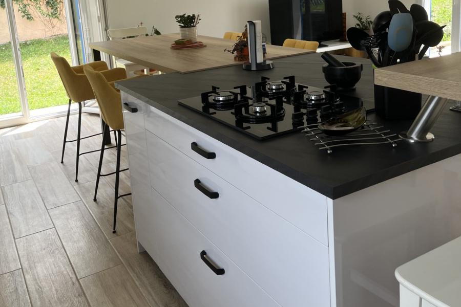 La cuisine  blanche et noire moderne de Mr et Mme A., une cuisine réalisée par SoCoo'c Toulouse St Orens