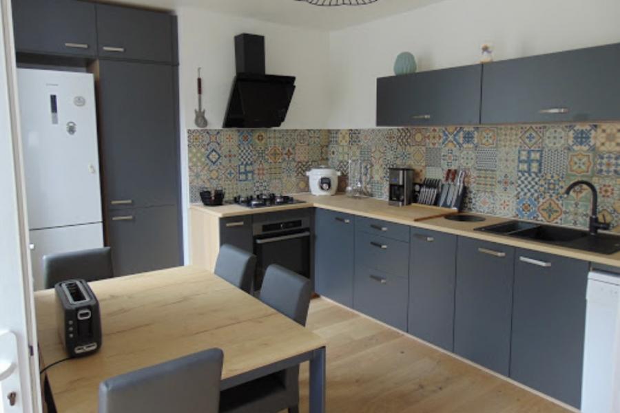 Une cuisine grise et bois avec une crédence colorée, une cuisine réalisée par SoCoo'c Amiens
