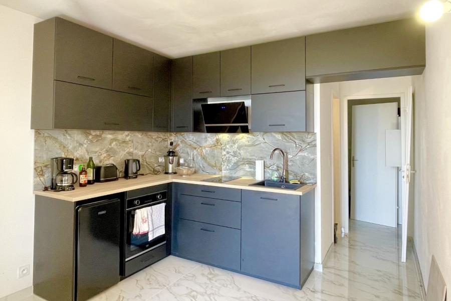 Une cuisine grise et bois, une cuisine réalisée par SoCoo'c Bastia