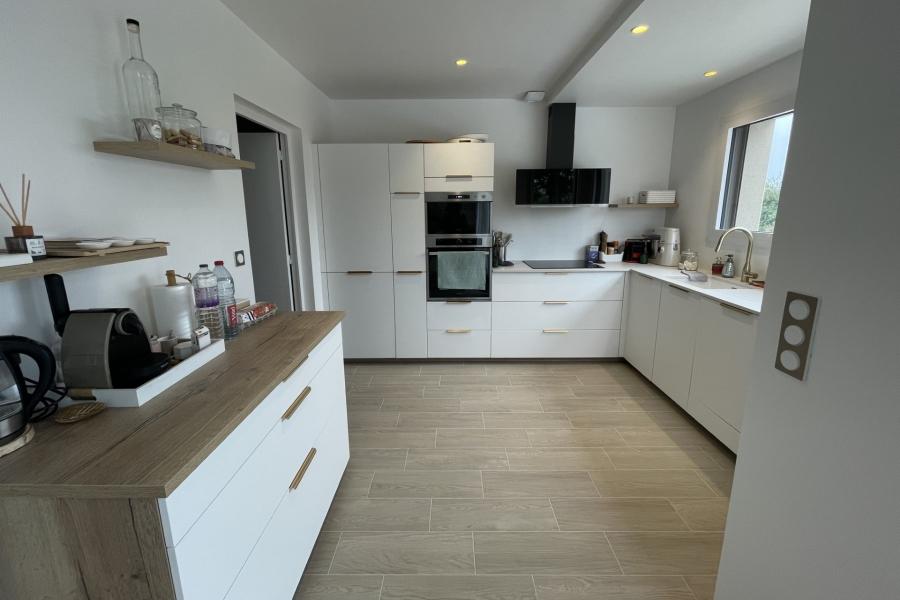 Grande cuisine blanche et bois, une cuisine réalisée par SoCoo'c Rennes Melesse