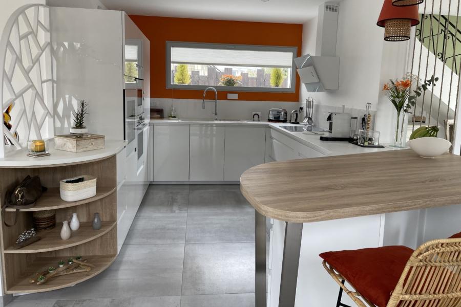 Cuisine blanche et bois , une cuisine réalisée par SoCoo'c Royan