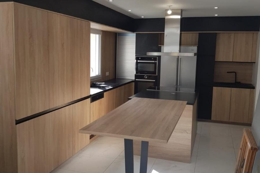 Cuisine bois et noire, une cuisine réalisée par SoCoo'c Herblay
