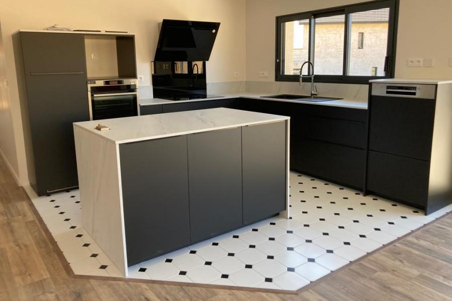 Cuisine noire et blanche avec îlot, une cuisine réalisée par SoCoo'c Grenoble St Martin
