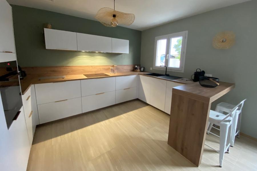 Cuisine blanche et bois avec coin repas, une cuisine réalisée par SoCoo'c Rennes Melesse