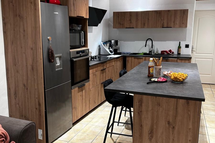 La cuisine bois et grise de Louis, une cuisine réalisée par SoCoo'c Aix en Provence