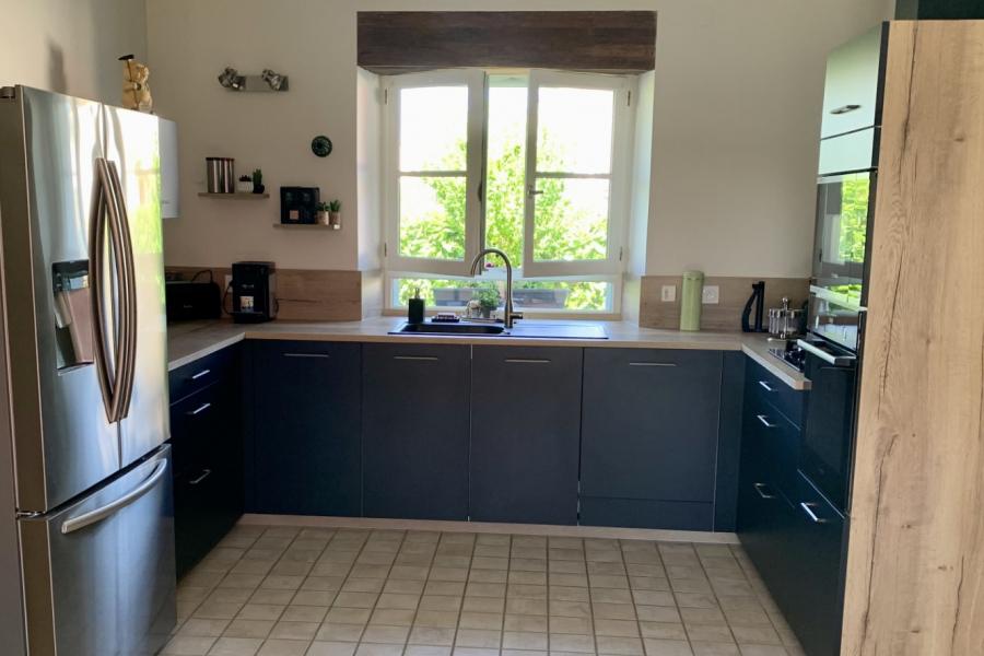 La cuisine bleue nocturne et bois de Mme G., une cuisine réalisée par SoCoo'c Tours