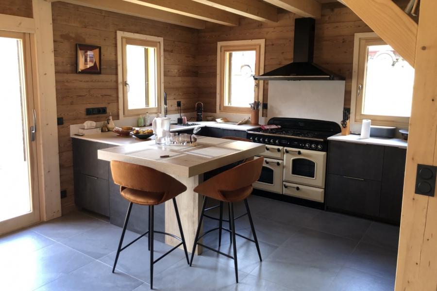 Cuisine béton ciré et son Quart'z, une cuisine réalisée par SoCoo'c Albertville
