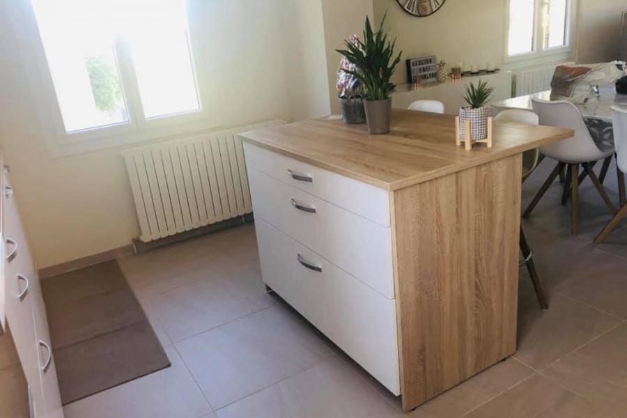 Cuisine linéaire avec un îlot . . . avant / après, une cuisine réalisée par SoCoo'c Chalon sur Saône