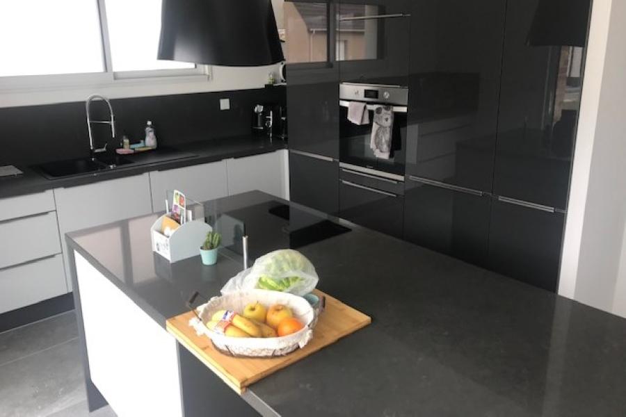 La cuisine avec îlot de Mr et Mme L, une cuisine réalisée par SoCoo'c Lille Englos