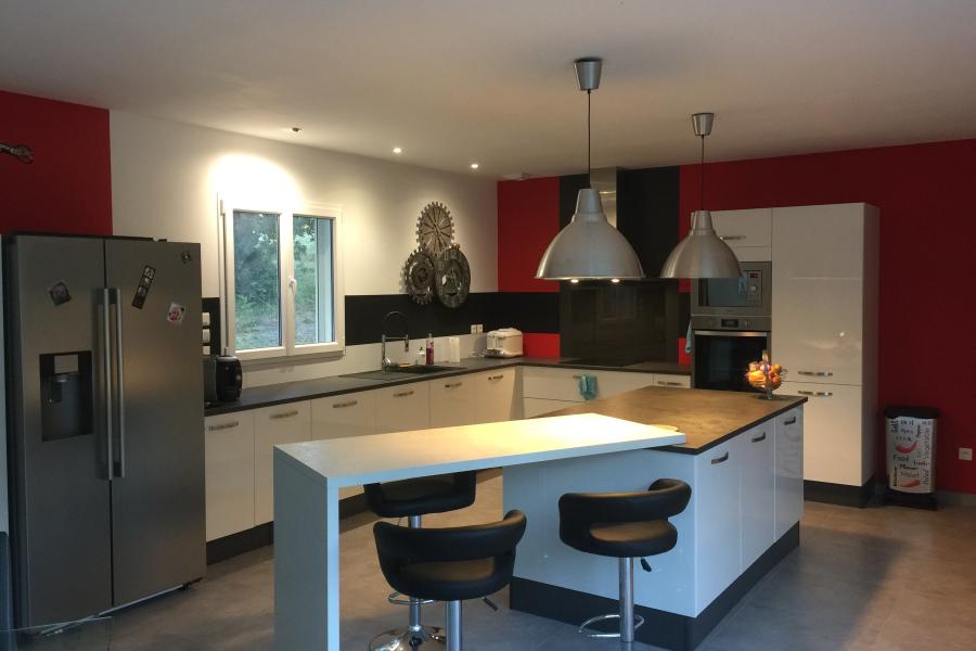 Cuisine Blanc brillant avec plan de travail Anthracite, une cuisine réalisée par SoCoo'c Mont de Marsan
