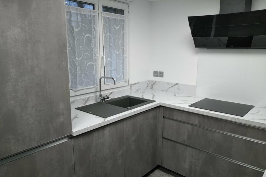 Cuisine cimento gris et plan de travail marbre, une cuisine réalisée par SoCoo'c Aubagne