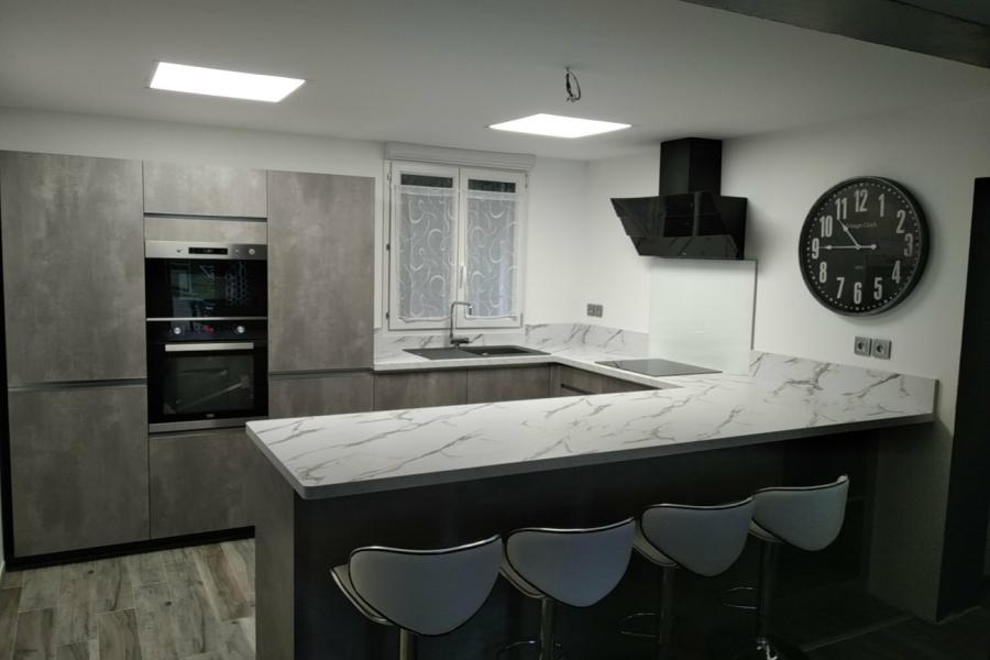 Cuisine cimento gris et plan de travail marbre, une cuisine réalisée par SoCoo'c Aubagne