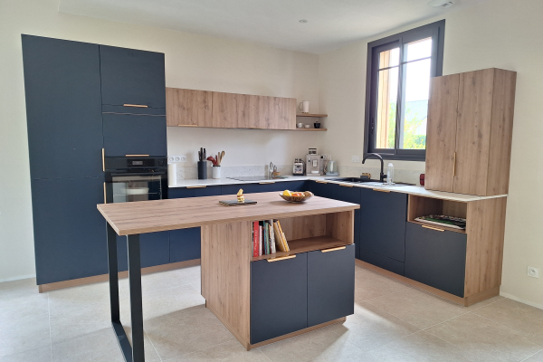 Cuisine chaleureuse bleue et bois, une cuisine réalisée par SoCoo'c Nantes Orvault