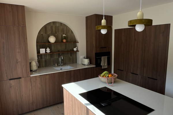 Grande cuisine ouverte en bois moderne et chaleureuse, une cuisine réalisée par SoCoo'c Montpellier Lattes