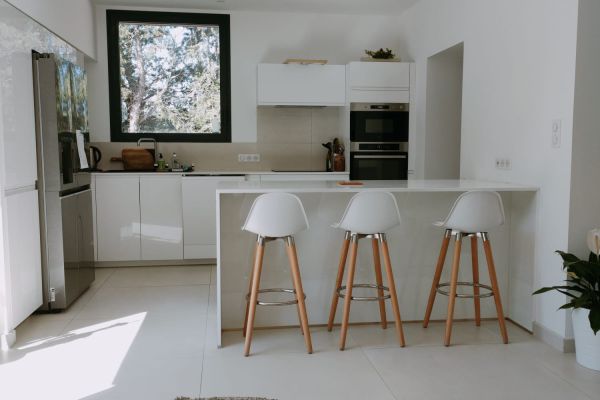 Cuisine total look blanc avec coin repas, une cuisine réalisée par SoCoo'c Avignon Vedene