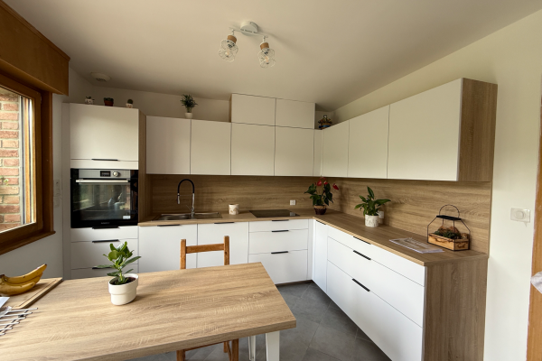 Cuisine moderne blanche et bois, une cuisine réalisée par SoCoo'c Noyelles Godault