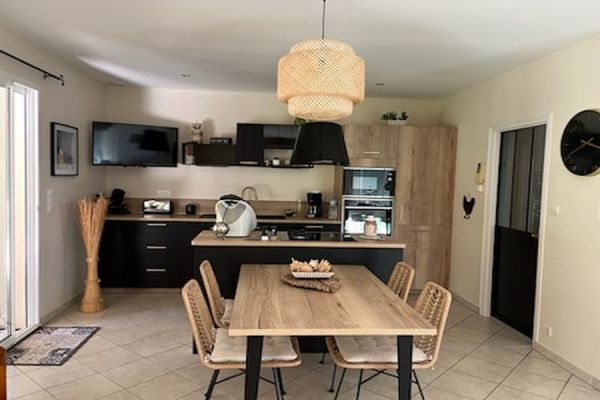 La cuisine industrielle de Laurent et sa compagne, une cuisine réalisée par SoCoo'c Saumur