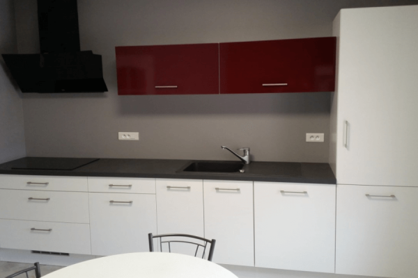 Cuisine blanche, noire et rouge, une cuisine réalisée par SoCoo'c Clermont Aubière