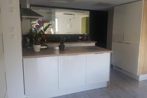 Cuisine blanc et bois avec piano de cuisson, une cuisine réalisée par SoCoo'c Montélimar