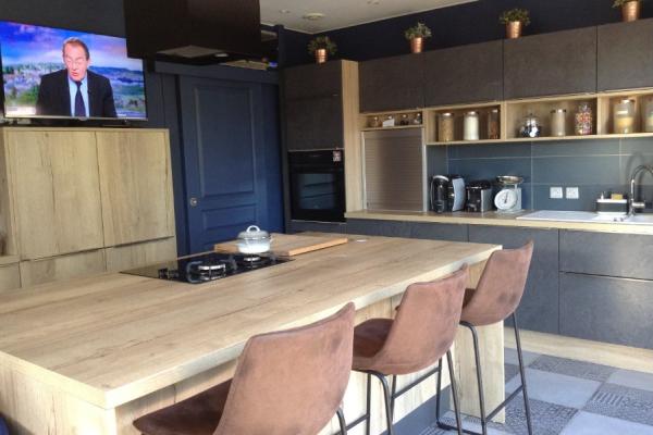 La cuisine avec îlot de Mr et Mme C, une cuisine réalisée par SoCoo'c Lille Englos