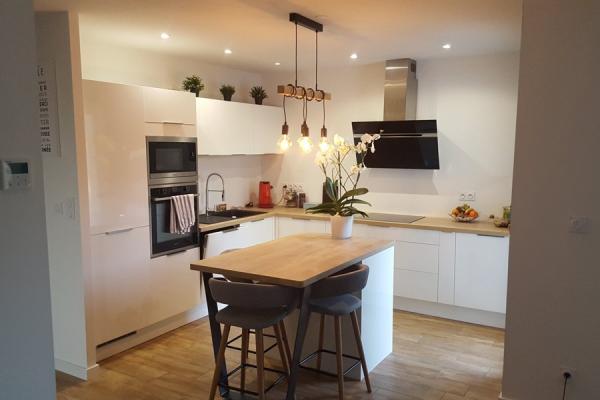 Cuisine blanche et bois ambiance cocooning, une cuisine réalisée par SoCoo'c Bordeaux Mérignac