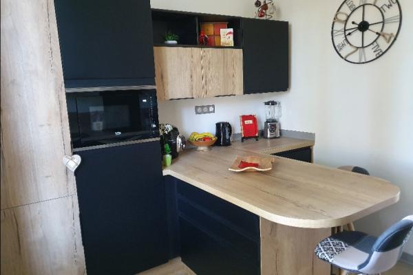 Cuisine noire et bois avant / après, une cuisine réalisée par SoCoo'c Alès