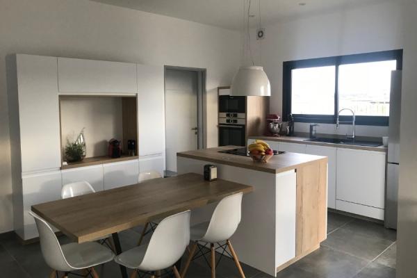 Cuisine chaleureuse et lumineuse , une cuisine réalisée par SoCoo'c Alès