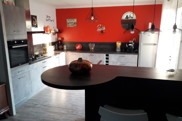 Sublime cuisine en L  pétillante et moderne , une cuisine réalisée par SoCoo'c Alès