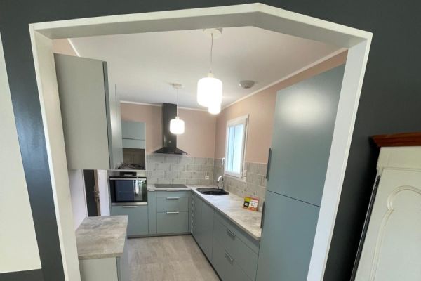 Jolie cuisine bleue Mme P, une cuisine réalisée par SoCoo'c Challans