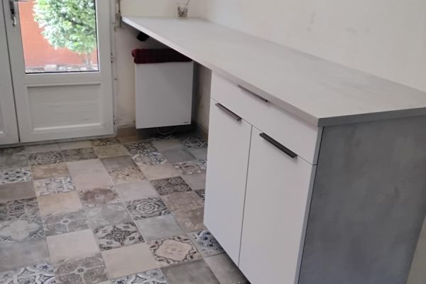 cuisine en L plan de travail effet béton ciré, une cuisine réalisée par SoCoo'c Cholet