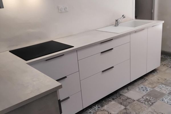 cuisine en L plan de travail effet béton ciré, une cuisine réalisée par SoCoo'c Cholet