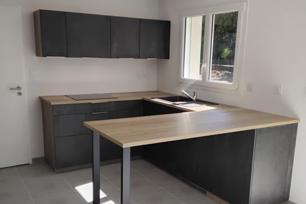 CUISINE EN U Pan de Travail Bois Façade anthracite, une cuisine réalisée par SoCoo'c Cholet